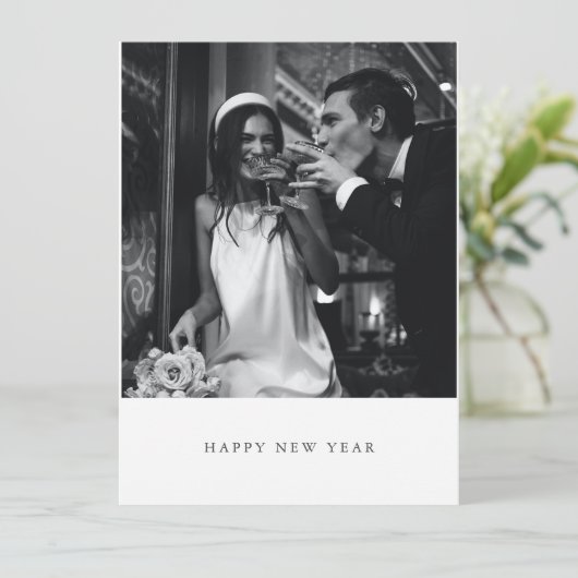 Minimalistische moderne zwarte nieuwjaarsfototrouw feestdagenkaart (Staand voorkant)