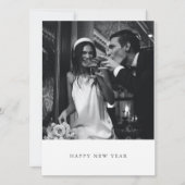 Minimalistische moderne zwarte nieuwjaarsfototrouw feestdagenkaart (Voorkant)