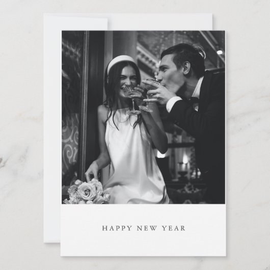 Minimalistische moderne zwarte nieuwjaarsfototrouw feestdagenkaart (Voorkant)
