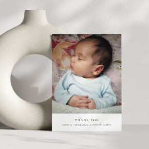 Minimalistische moderne zwarte typografie babyfoto bedankkaart