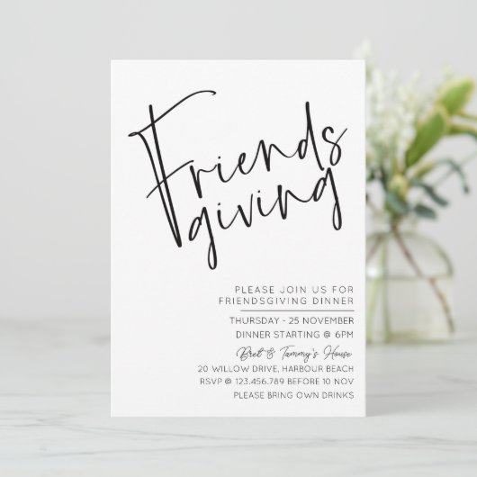 Minimalistische monochrome Friendsgiving uitnodigi Kaart (Staand voorkant)