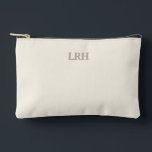 Minimalistische Monogram Bruidsmeisje Make-uptas Etui<br><div class="desc">Het perfecte tasje voor aanpassingen op de trouwdag en daarna. Met een ivoorkleurige achtergrond en grijze monogram,  is dit bruidsmeisje cadeau stijlvol,  functioneel en een blijvende herinnering aan jullie speciale dag samen.</div>