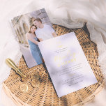 Minimalistische Monogram Elegante Foto Formele Huw Folie Uitnodiging<br><div class="desc">Voeg wat glans toe aan uw trouwuitnodigingen met echte gouden, zilveren of rozen gouden folie! Deze mooie huwelijksuitnodiging is voorzien van een echt folie bruiloft monogram op de top van de kaart. Het monogram combineert de initialen van de namen van het paar met een met folie gestempelde rustieke handgetekende bladtakillustratie....</div>