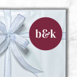 Minimalistische Monogram Initialen Bourgondië Rode Ronde Sticker<br><div class="desc">Modern,  minimaal,  minimalistisch trouwontwerp met grote vette letters in toonkleur: Bourgogne,  rood (kleur,  lettertype,  tekst,  grootte kan worden gewijzigd). Met datum en bruid en bruidegom monogrammen,  monogram (initialen). Stickers / zegels voor bruiloft uitnodigingsenveloppen. Perfect voor dat jonge paar voor herfst / herfstbruiloft.</div>