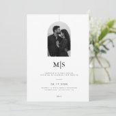Minimalistische Monogram Trouw Uitnodiging met Fot (Staand voorkant)