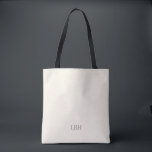Minimalistische Monogram Trouwjapon Tas<br><div class="desc">Een cadeau dat ze overal mee naartoe nemen—letterlijk. Deze ivoorkleurige tas met een schoon grijs monogram is ruim genoeg voor essentiële spullen op de trouwdag en chic genoeg voor dagelijkse boodschappen. Een gepersonaliseerd bruidsmeisje cadeau dat net zo praktisch als mooi is.</div>