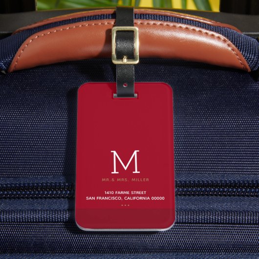 Minimalistische Monogrammed Red Mr. & Mrs. Bagagelabel (Voorkant Insitu 2)