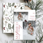 Minimalistische Mr en Mrs Red Married & Merry Foto Feestdagenkaart<br><div class="desc">Introductie van onze prachtige nieuwe Minimalist Mr en Mrs Red Married & Merry Photo Holiday Kaart: een modern design met elegante typografie en drie gekoesterde trouwfoto's, in feestelijk rood en wit. De minimalistische voorkant wordt aangevuld met een warm, feestelijk waterverf botanisch patroon op de rug, met groen, eucalyptus, dennenappels en...</div>
