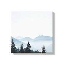 Minimalistische nevelige bergbossen