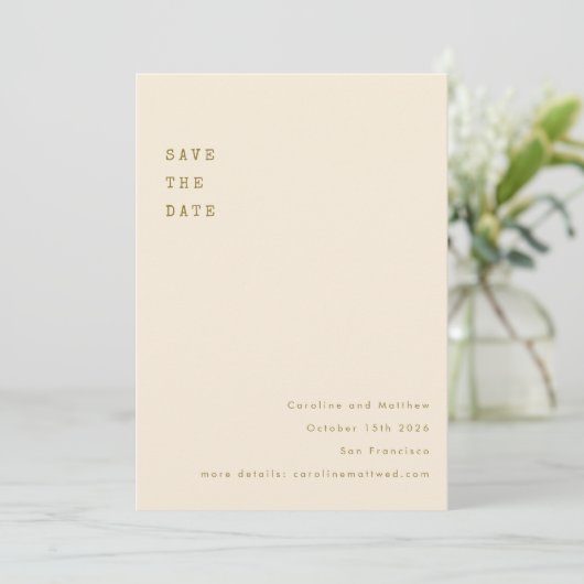 Minimalistische Okker Retro Schrijfmachine Lettert Save The Date (Staand voorkant)