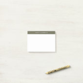 Minimalistische olijfgroene elegante monogram post-it® notes (Op bureau)