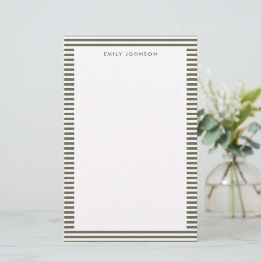 Minimalistische olijfgroene strepen monogram briefpapier (Staand voorkant)