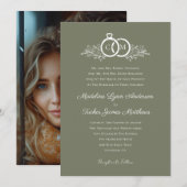 Minimalistische Olive Wedding Rings Monogram Foto Kaart (Voorkant / Achterkant)