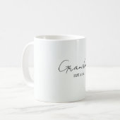 Minimalistische oma EST 2025 | Gepersonaliseerd ca Koffiemok (Voorkant links)