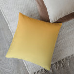 Minimalistische Ombre Zonsondergang Bliss Kussen<br><div class="desc">Voeg een pop van kleur en warmte toe aan uw leefruimte met ons Sunset Bliss gooi kussen. Dit prachtige ombré-ontwerp heeft een gradiënt van butterscotch, pastelgeel en lichte kaki, die doet denken aan een prachtige zonsondergang. De zachte en luxe stof is perfect om op de bank te knuffelen of een...</div>