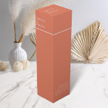 Minimalistische Oranje bruiloft wijndoos Wijn<br><div class="desc">Voeg een vleugje elegantie toe aan uw bruiloft met onze minimalistische oranje wijndoos, ontworpen als aanvulling op onze bijpassende briefpapier-suite. Met een strakke, levendige oranje achtergrond met witte tekst, brengt dit label eenvoud en verfijning perfect in balans. De doordachte typografie en het samenhangende ontwerp zorgen ervoor dat uw wijnflessen een...</div>