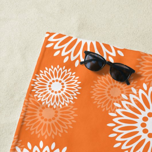 Minimalistische Oranje Mandala Geometrische Bloem  Strandlaken (In situ)