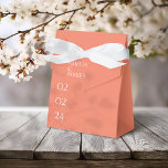 Minimalistische oranje trouwgunstdoos bedankdoosjes<br><div class="desc">Omarm elegantie met onze minimalistische oranje trouwgunstdoos, ontworpen voor het moderne paar. Deze uitnodigingenset heeft een warme oranje tint die een gevoel van vreugde en viering uitstraalt. De tekst is gepresenteerd in een gemakkelijk leesbaar lettertype, wat zorgt voor duidelijkheid en verfijning. Doordachte typografie verbetert de algehele esthetiek, waardoor deze uitnodiging...</div>