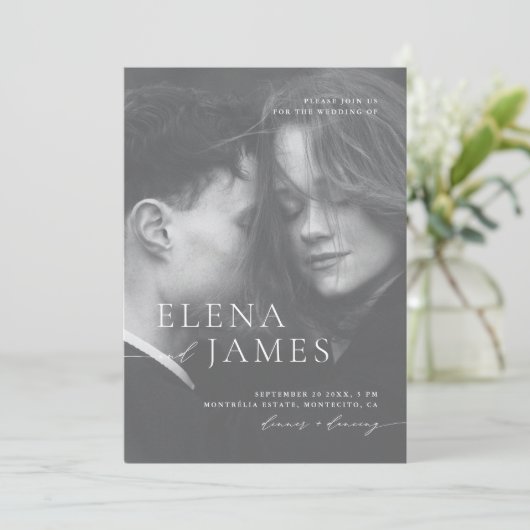 Minimalistische Overlay Foto Zwart & Wit Trouwen Kaart (Staand voorkant)