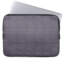 Minimalistische paarse pijl laptophoes
