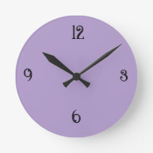 Minimalistische paarse ronde wandklok in lavendel 
