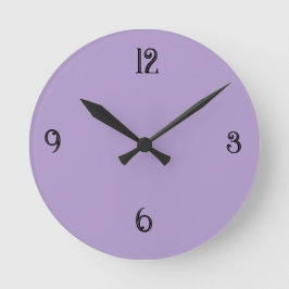 Minimalistische paarse ronde wandklok in lavendel