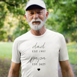 Minimalistische papa en papa est jaar aangepaste g t-shirt<br><div class="desc">Vier beide generaties liefde met dit stijlvolle minimalistische "Dad & Papa EST" aangepaste t-shirt. Personaliseer met betekenisvolle jaren om het moment te eren waarop hij vader en opa werd. Een doordacht geschenk voor nieuwe grootvaders, Vaderdag of geboorteaankondigingen, dit schone en moderne shirt combineert sentimentele waarde met alledaags comfort. Ideaal voor...</div>