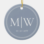 Minimalistische Passen getrouwd Monogram Dusty Blu Keramisch Ornament (Voorkant)
