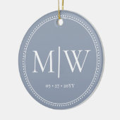 Minimalistische Passen getrouwd Monogram Dusty Blu Keramisch Ornament (Links)