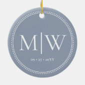 Minimalistische Passen getrouwd Monogram Dusty Blu Keramisch Ornament (Achterkant)