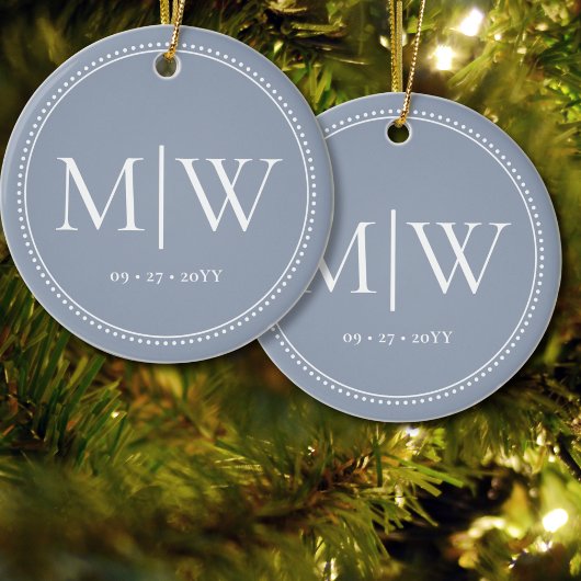 Minimalistische Passen getrouwd Monogram Dusty Blu Keramisch Ornament