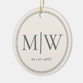 Minimalistische Passen getrouwd Monogram Ecru Vaka Keramisch Ornament (Links)