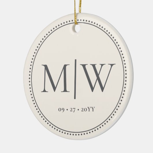 Minimalistische Passen getrouwd Monogram Ecru Vaka Keramisch Ornament (Links)