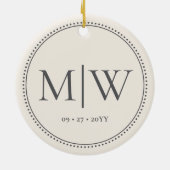 Minimalistische Passen getrouwd Monogram Ecru Vaka Keramisch Ornament (Achterkant)