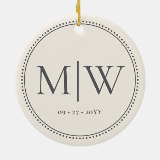 Minimalistische Passen getrouwd Monogram Ecru Vaka Keramisch Ornament (Achterkant)