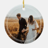 Minimalistische Passen getrouwd Monogram Foto Rood Keramisch Ornament (Achterkant)