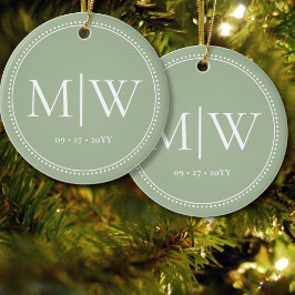Minimalistische Passen getrouwd Monogram Sage Gree Keramisch Ornament