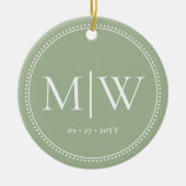 Minimalistische Passen getrouwd Monogram Sage Gree Keramisch Ornament (Voorkant)