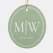 Minimalistische Passen getrouwd Monogram Sage Gree Keramisch Ornament (Links)