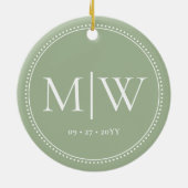Minimalistische Passen getrouwd Monogram Sage Gree Keramisch Ornament (Achterkant)