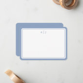 Minimalistische Pastelblauwe Monogram Ronde Rand Notitiekaartje (Voorkant / Achterkant in situ)