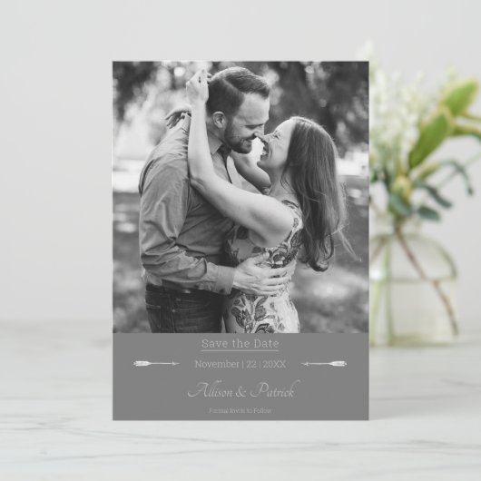 Minimalistische Pijlen Foto | Grijs Save The Date (Staand voorkant)