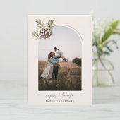 Minimalistische Pine Cone & Leaves Double Arch Fot Feestdagenkaart (Staand voorkant)