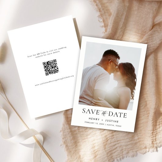 Minimalistische portretfoto en QR-code bruiloft Save The Date