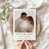 Minimalistische portretfoto, zwart en wit save the date