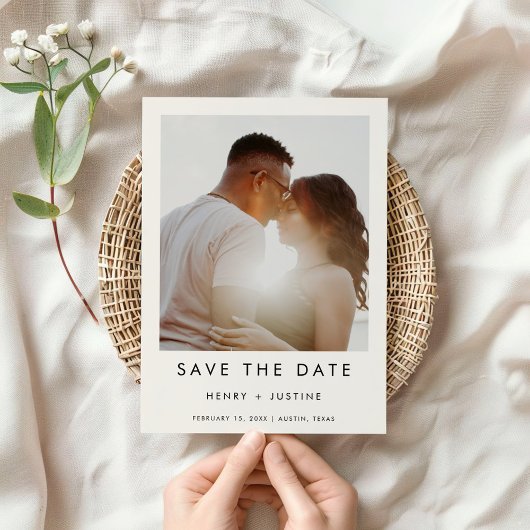 Minimalistische portretfoto, zwart en wit save the date
