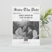 Minimalistische QR-code  krant Fotobruiloft Save The Date (Staand voorkant)