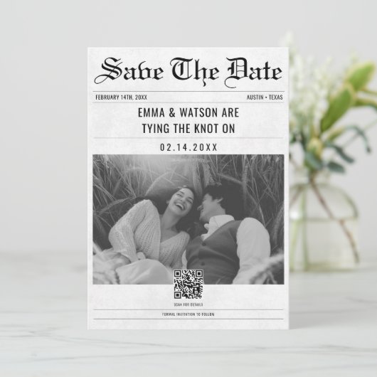 Minimalistische QR-code  krant Fotobruiloft Save The Date (Staand voorkant)