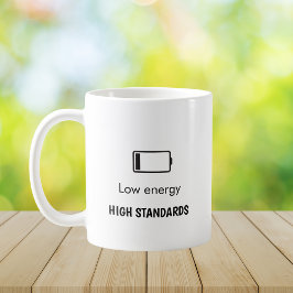 Minimalistische quote met lage energie, hoge stand koffiemok