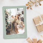 Minimalistische Retro Schrijfmachine Verticale Fot Feestdagenkaart<br><div class="desc">Eenvoudige Minimalistische Retro Schrijfmachine Twee Verticale Foto Vakantiekaart in Saliegroen</div>